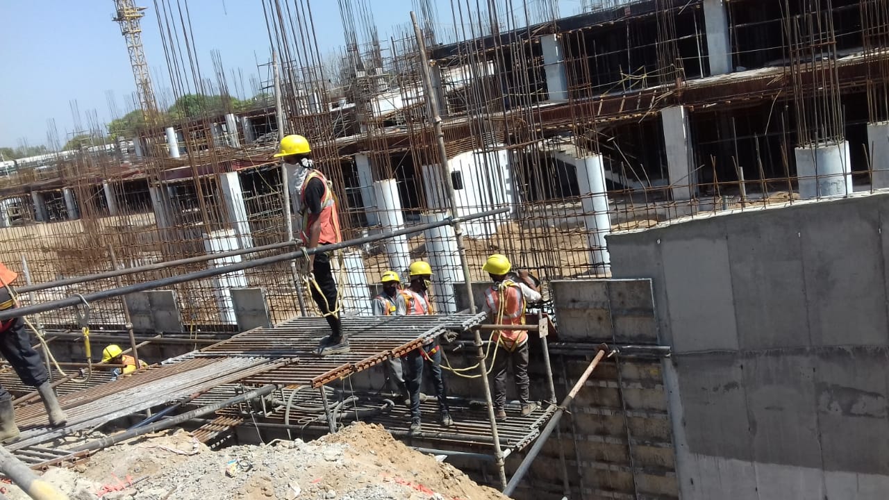26 मे 2020 रोजी साबरमती हब टर्मिनल येथे रेल्वे ट्रॅकच्या समांतर A ब्लॉकमध्ये रिटेनिंग वॉलचे काँक्रीटिंग काम प्रगतीत